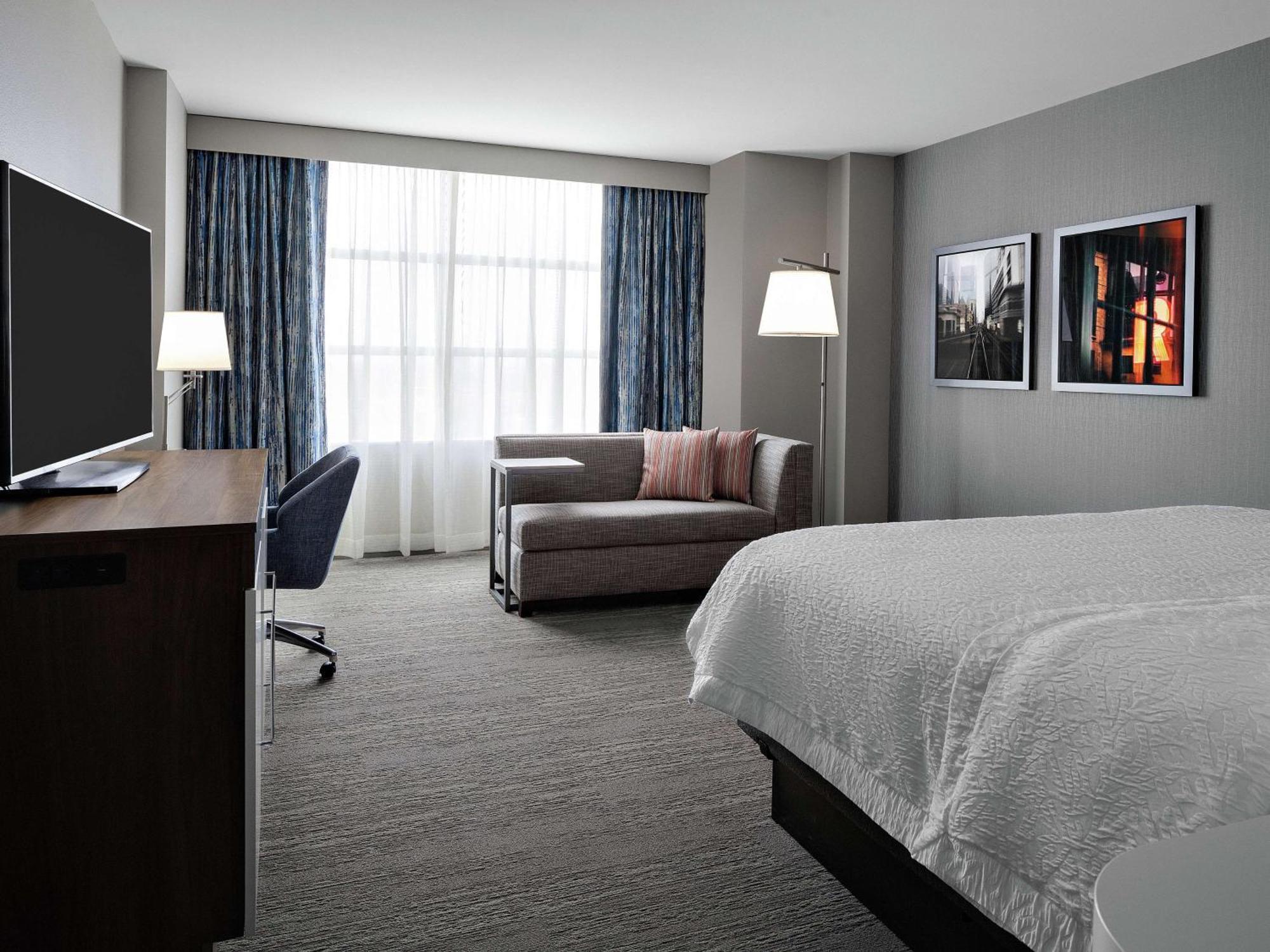 Hampton Inn Chicago Mccormick Place Exterior photo