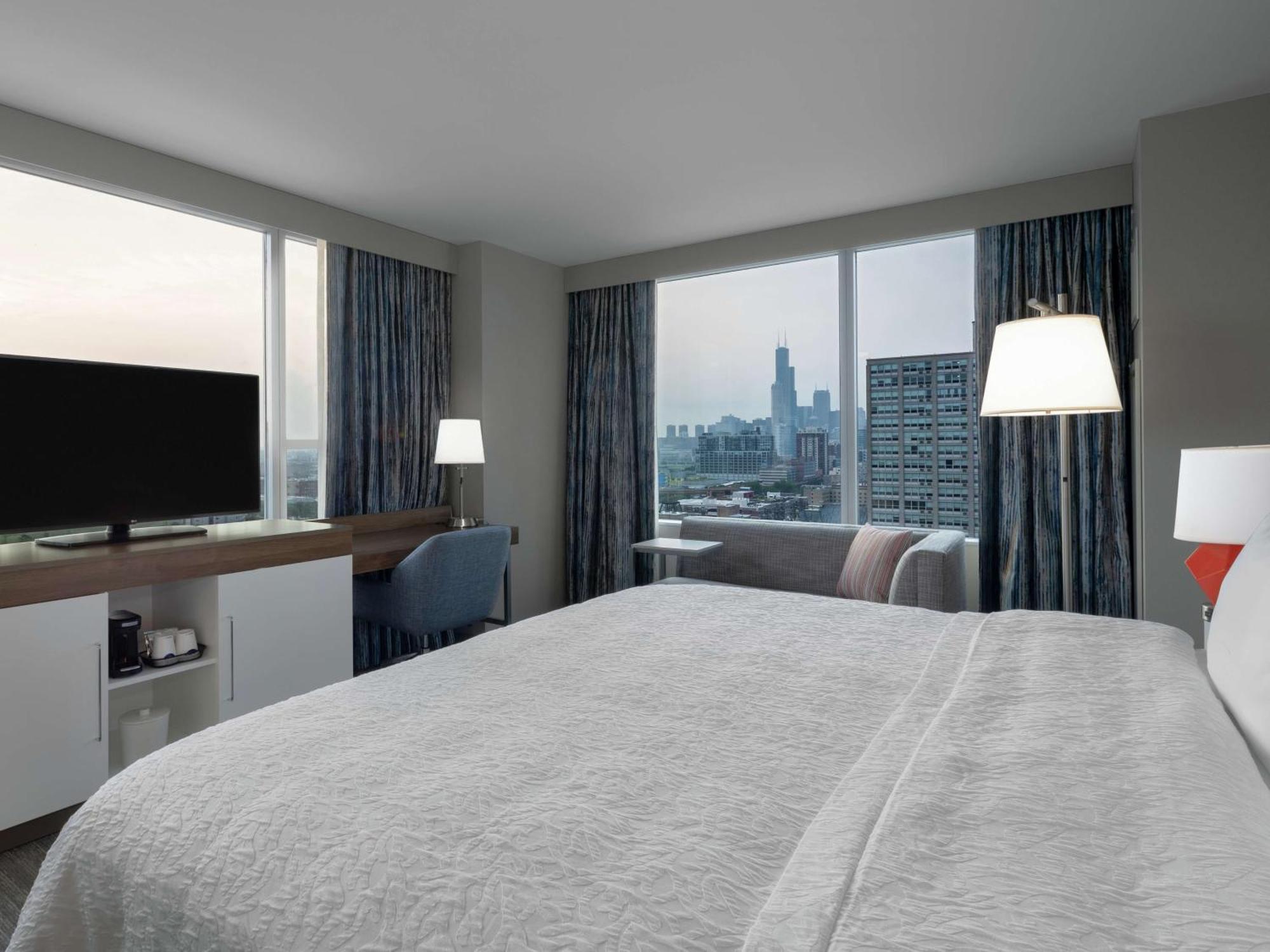 Hampton Inn Chicago Mccormick Place Exterior photo