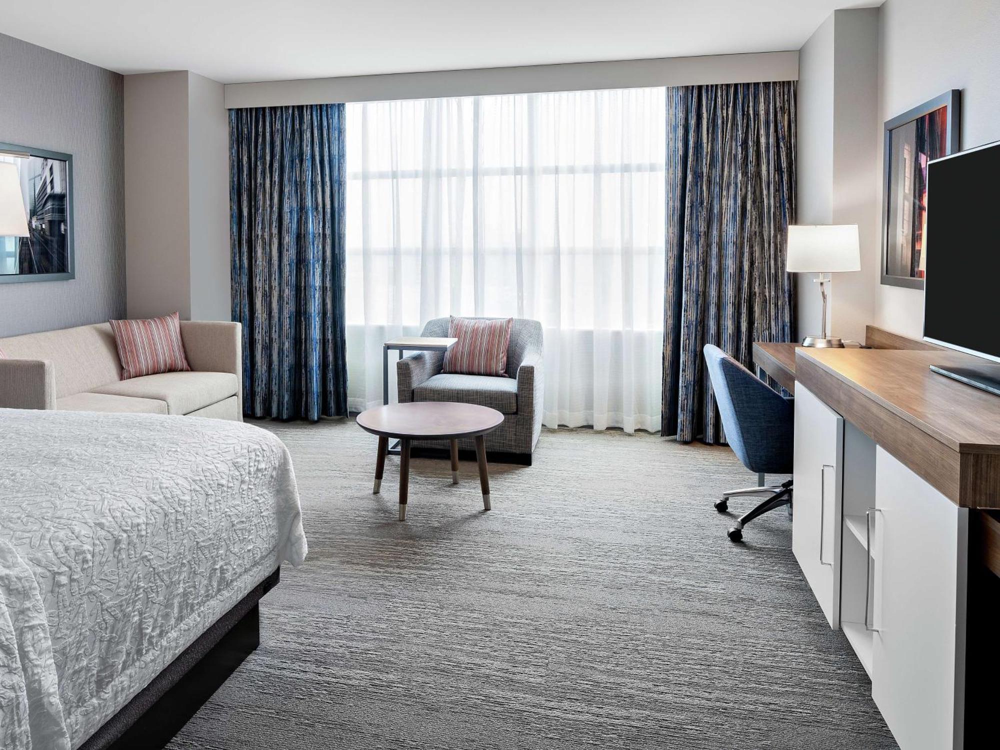 Hampton Inn Chicago Mccormick Place Exterior photo