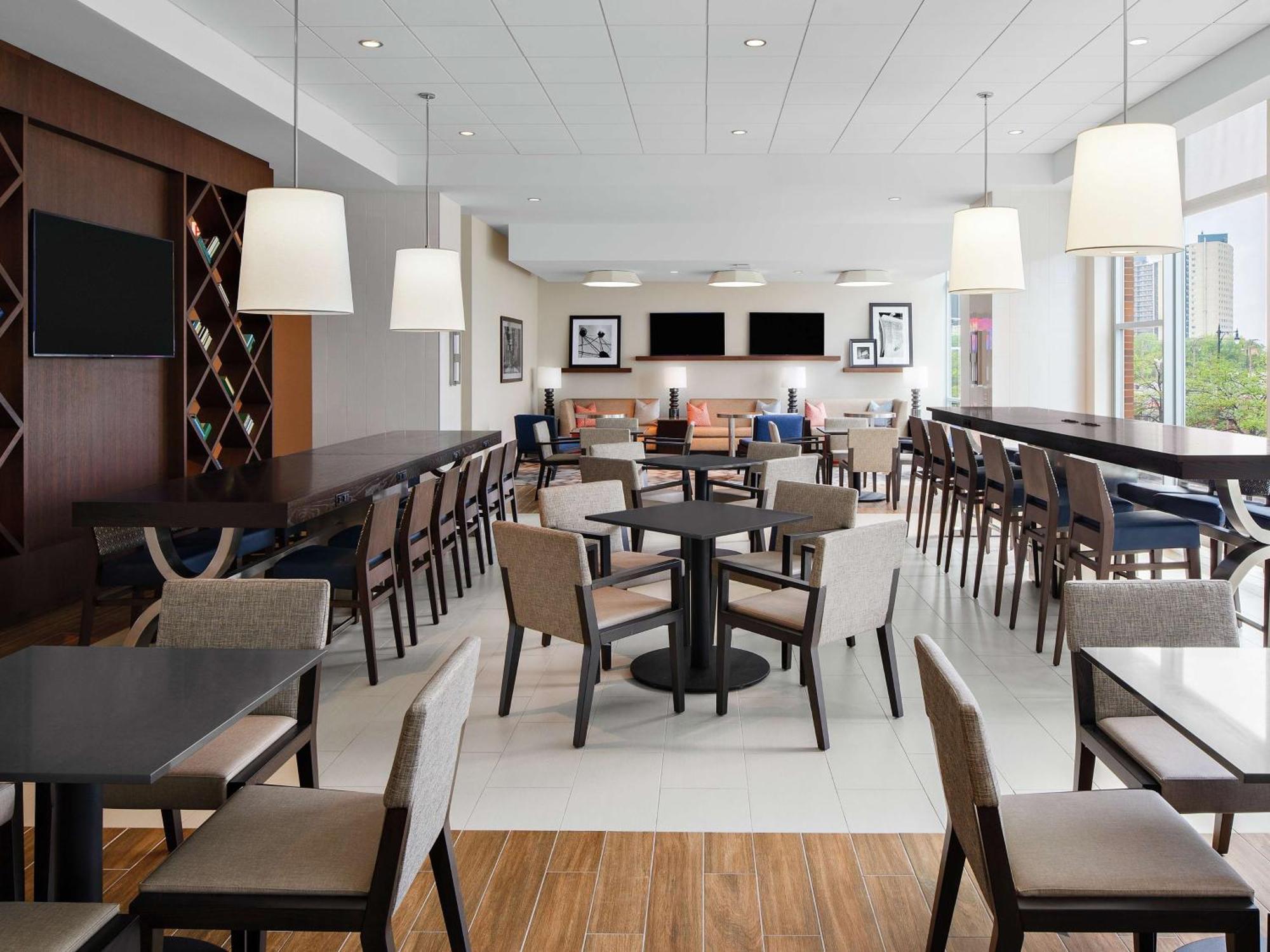 Hampton Inn Chicago Mccormick Place Exterior photo
